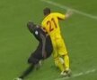 Popa (dreapta) pătrunde decis în careu. Martins Indi se agaţă de el