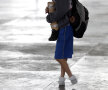 Copilul, sacul de echipament şi protezele // Foto: Reuters
