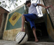 Mingea şi steagul Braziliei nu lipsesc din casa lui Gabriel // Foto: Reuters