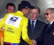 Prietenie cu "greii". Lance Armstrong (galben) strînge mîna lui Juan Antonio Samaranch (președintele CIO), sub ochii hipnotici ai lui Hein Verbruggen.