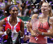 Serena Williams (stînga) şi Maria Şarapova în timpul festivităţii de premiere // Foto: Reuters