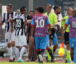 Jucătorii Cataniei protestează vehement după ce arbitrii i-au refuzat un gol acordat inițial // Foto: Guliver/GettyImages