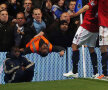 Un huligan își varsă nervi pe stewardul (încercuit) din fața sa la golul lui "Chicharito" Hernandez. Era 3-2 pentru United // Foto: Reuters