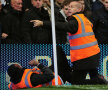 FOTO Hooligans! » Iadul pe pămînt la Chelsea-United! Un steward în spital, scaune şi monede aruncate pe teren