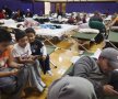 Într-un adăpost din New York, copiii
stau feriți de furtuna de afară