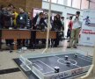 Tinerii s-au
îngrămădit să
asiste la derby-ul
robotizat