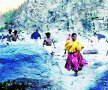 Şi femeile tarahumara aleargă cu aceeaşi naturaleţe