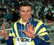 Bubka în 1997, la Atena, arătînd pe degete cele 6 titluri mondiale pe care le-a cucerit // Foto: Reuters