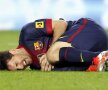 Messi e pe gazon, suferind după o lovitură primită la genunchiul drept // Foto: Reuters