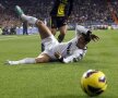 Cristiano, iarăşi trîntit la pămînt de un adversar // Foto: Reuters