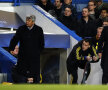 Mircea Lucescu (stînga), 67 de ani, cu 25 de ani mai în vîrstă decît Roberto Di Matteo, priveşte încordat desfăşurarea meciului de pe Stamford Bridge // FOTO: AP/Agerpres