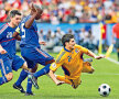 Thuram, căpitanul Franţei la CE 2008, faultîndu-l pe Daniel Niculae la 0-0 cu România // Foto: Reuters