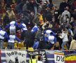 Imediat după ce fanii au scandat
împotriva lui Sandu, stewarzii au
intervenit în forță