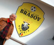 "Tata Ucu" alături de stema clubului iubit, FC Braşov