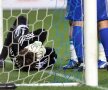 VIDEO Trei puncte explozive! » Portarul lui Petrescu lovit cu o petardă, Dinamo- Zenit suspendat la 1-0