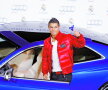 Ronaldo, alături de una dintre multele sale maşini.