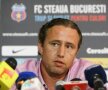 Cu punguţe la conferinţă » Reghe a invitat ziariştii să guste din energizante: "Puteţi bea! Nu se întîmplă nimic"