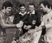 Steaua - Bayern. Cei doi căpitani, Sătmăreanu
și celebrul Franz Beckenbauer, au deschis meciul la
mijlocul terenului