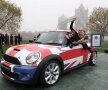 28 de gimnaste au intrat într-un Mini Cooper!