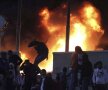 Pe lîngă cei 72 de morți, ciocnirile sîngeroase dintre
fani și poliție au produs și o mie de răniți acum 9 luni