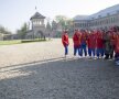 Turiștii britanici au fost surprinși
să vadă la muzeu trupa de juniori
U15 condusă de Răducioiu