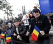 Nea Roșca (dreapta) e fanul
Rapidului care chibițează cu
tricolorul în mînă