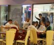 Galerie FOTO / Vasluienii şi rapidiştii s-au întîlnit în mall înaintea partidei din această seară