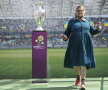 Campionatul European / Imagine înainte de startul turneului final din Polonia și Ucraina cu o femeie pozînd alături de trofeu