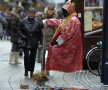Ieri a nins destul de mult, însă artiștii stradali au rămas să distreze turiștii