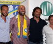 Roberto Stellone, 35 de ani (al doilea din stînga), şi-a încheiat cariera de jucător la Frosinone în 2011, iar de atunci este antrenorul echipei