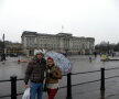 Pe-o vreme ploioasă cei doi au vizitat reşedinţa monarhilor britanici: Palatul Buckingham