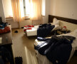 Așa arată o cameră de hotel în care sînt cazați steliști. Are LCD, internet și aer condiționat