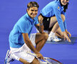 Roger Federer e amuzat de postura de copil de mingi. Mă rog, bărbat de mingi // Foto: Reuters