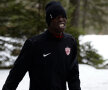 Neobișnuit cu zăpada și cu frigul, senegalezul Issa Ba abia mai respiră
