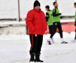 Ţălnar sau moda de iarnă a cîinilor: antrenorul a încălţat nişte ghete milităreşti spre a se feri de frigul şi zăpada de la Rîşnov.