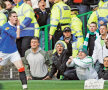 O eroare: să te bucuri după un gol în derby în faţa fanilor rivali. Ultraşii lui Celtic îl ameninţă pe curajosul Lafferty, pe vremea cînd juca la Rangers // Foto: Reuters