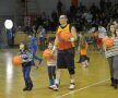 GALERIE FOTO Ponta sub panou » Premierul a jucat baschet azi alături de Badea şi Ciutacu, la Sala Rapid