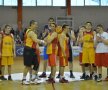 FOTO Baschet cu suflet » Mircea Badea şi Victor Ciutacu s-au duelat sub panou într-un meci caritabil