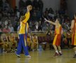 FOTO Baschet cu suflet » Mircea Badea şi Victor Ciutacu s-au duelat sub panou într-un meci caritabil