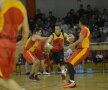 FOTO Baschet cu suflet » Mircea Badea şi Victor Ciutacu s-au duelat sub panou într-un meci caritabil