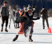 La această cursă tradiţională de patinaj viteză din Austria iau parte anual peste 6.000 de femei şi bărbaţi,  îmbrăcaţi în haine din secolele trecute şi avînd în picioare patine de lemn (foto: reuters)