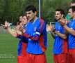 Ca orice fotbalişti, jucătorii de la FC România se bucură alături de suporterii lor după un meci cîştigat // Foto: Inno Brezeanu / Facebook