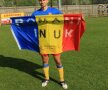 Un jucător al FC România, cu drapelul ţării noastre // Foto: Inno Brezeanu / Facebook