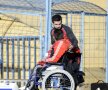 Cosmin Matei s-a
întreținut amical
cu un fan al
“cîinilor” venit
special să vadă
antrenamentele
de resuscitare
ale dinamoviștilor