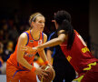 Americanca Jullian Robbins (în portocaliu), una dintre starurile echipei din Tîrgovişte // Foto: Marius Tudor