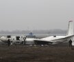 Bimotorul Antonov 24 de 50 de locuri, fabricat cu mai mult de patru decenii în urmă, s-a răsturnat pe cîmp cu trei ore înainte de startul meciului și a luat foc // Foto: Reuters