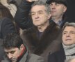 Înconjurat de Hrebenciuc și de Luțu, Becali a privit îngîndurat terenul