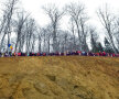 Spectatorii au umplut dealul de lîngă trambuline, asigurînd fondul sonor pentru sărituri // Foto: Cristi Preda