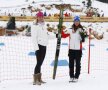 Tînăra biatlonistă a primit o pereche de schiuri de la unul dintre idolii ei, Eva Tofalvi (stînga) Foto: Ştefan Constantin