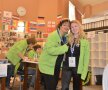 Alexandra Mureșan
(stînga) și Amy Howard în
Centrul voluntarilor de la
Poiana Brașov
Foto: Raed Krishan